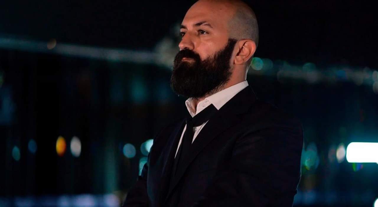 المصمم إيلي روكوس يدعم لبنان على طريقته بعد انفجار مرفأ بيروت 