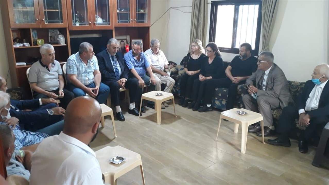 عائلات شهداء كفتون ووفد من القومي يعزون بشهداء الجيش في عكار