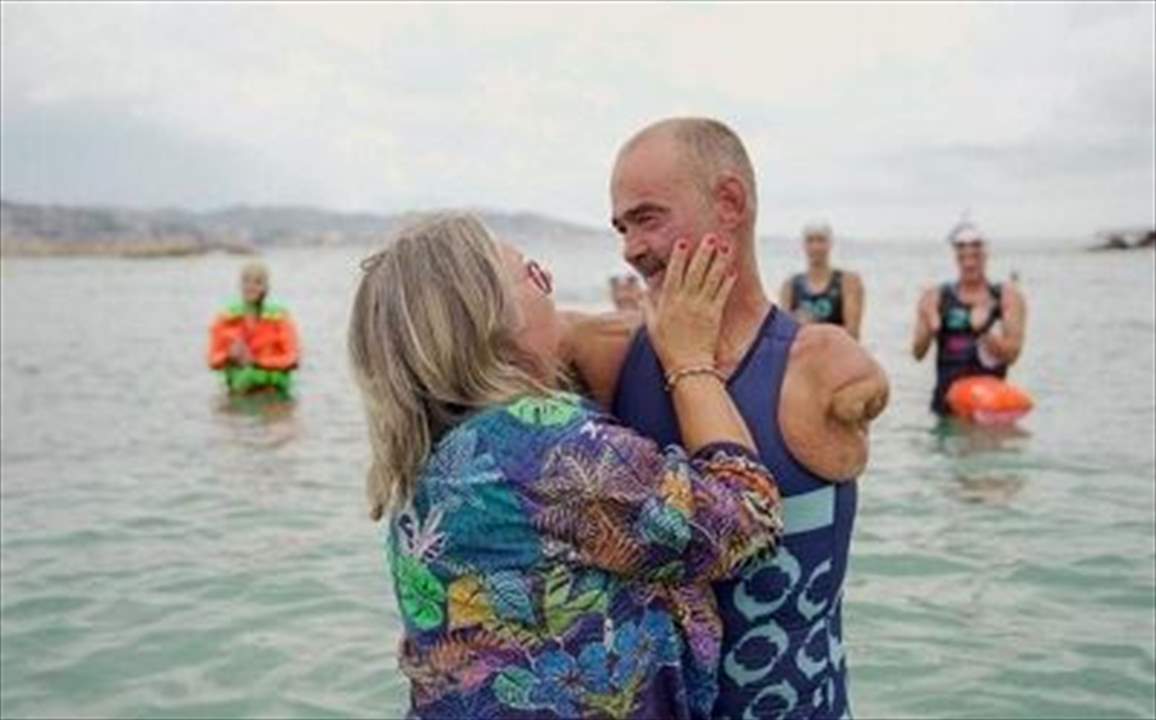 قصة تحدي لسبّاح مقطوع اليدين عبر البحر المتوسط بنجاح