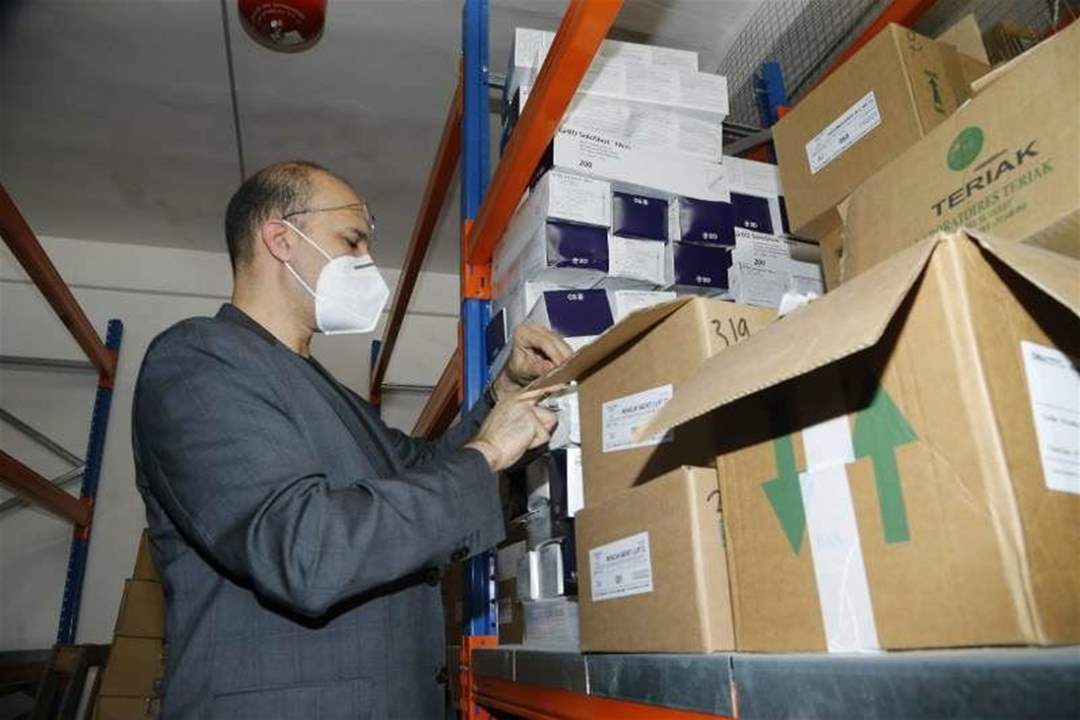  وزير الصحة تفقد مستودع الأدوية المدمر في الكرنتينا