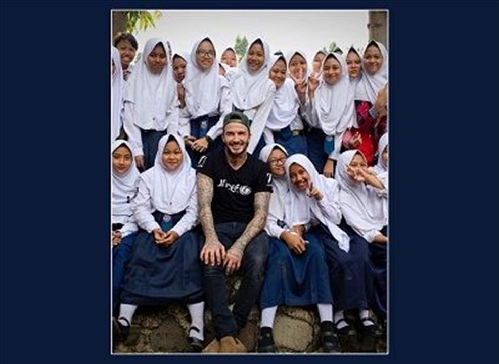 صور: النجم الإنجليزي دافيد بيكهام والفتيات المحجّبات