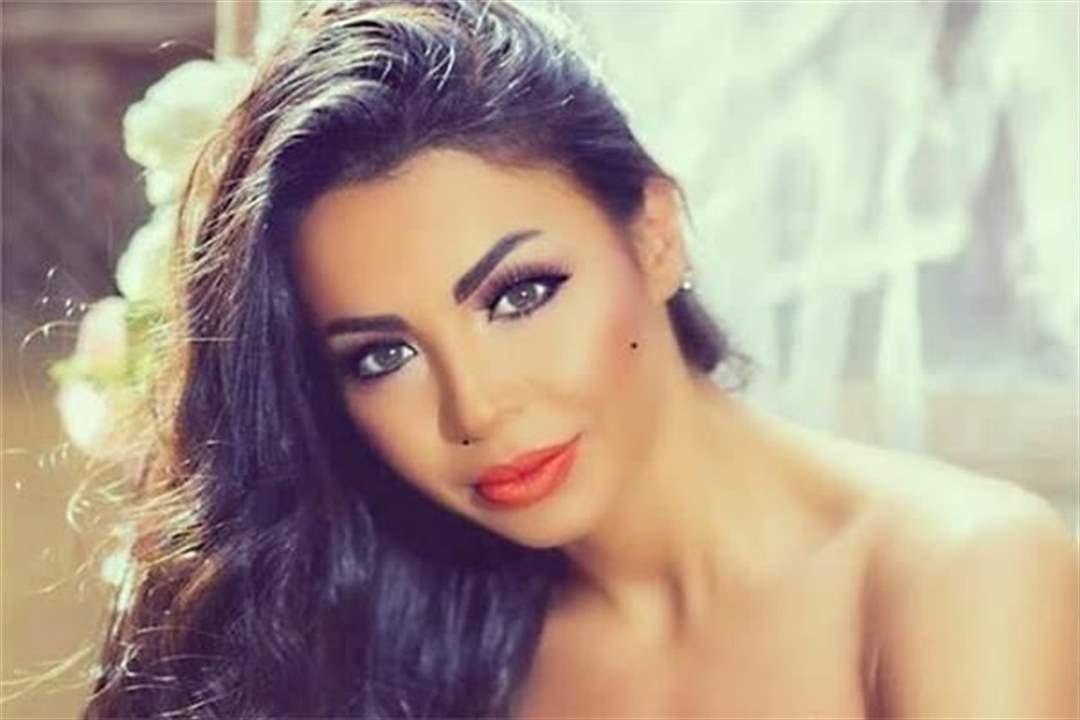 فنانة شهيرة تحدث بلبلة بأحدث ظهور لها "فستان أسود شفاف"!