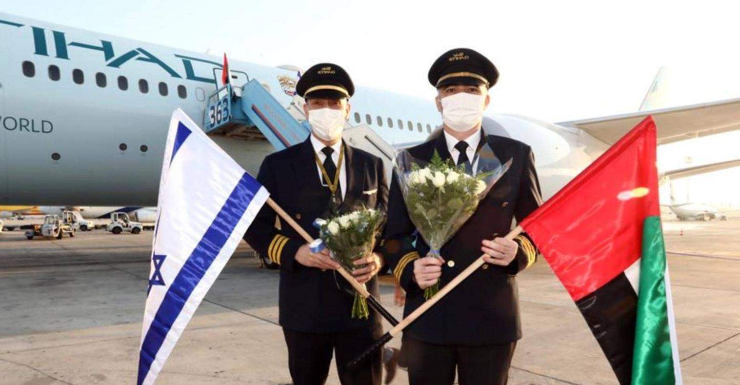 بعد شهرٍ على التطبيع.. هبوط أول رحلة ركاب إماراتية في فلسطين المحتلة