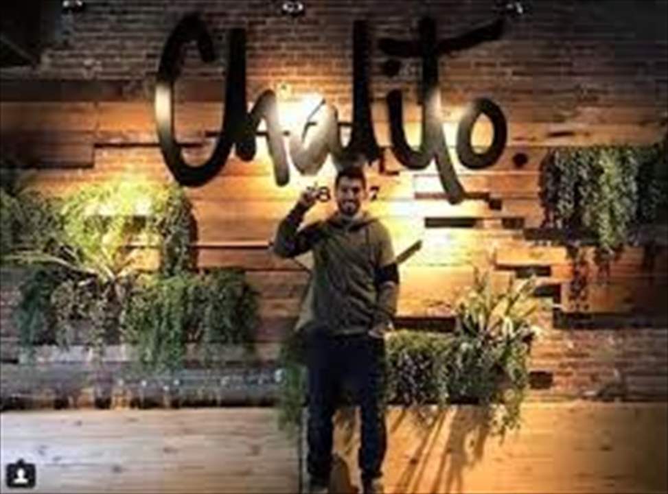 لويس سواريز يصنع مستقبله في المطاعم !!