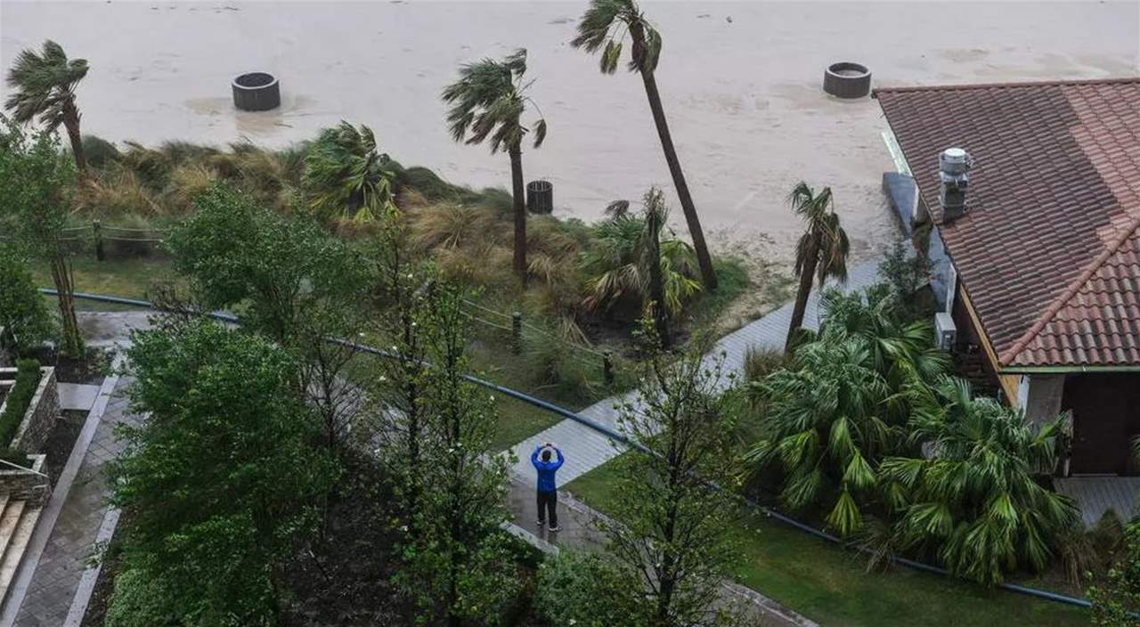 الإعصار زيتا يبدأ باجتياح الولايات المتّحدة