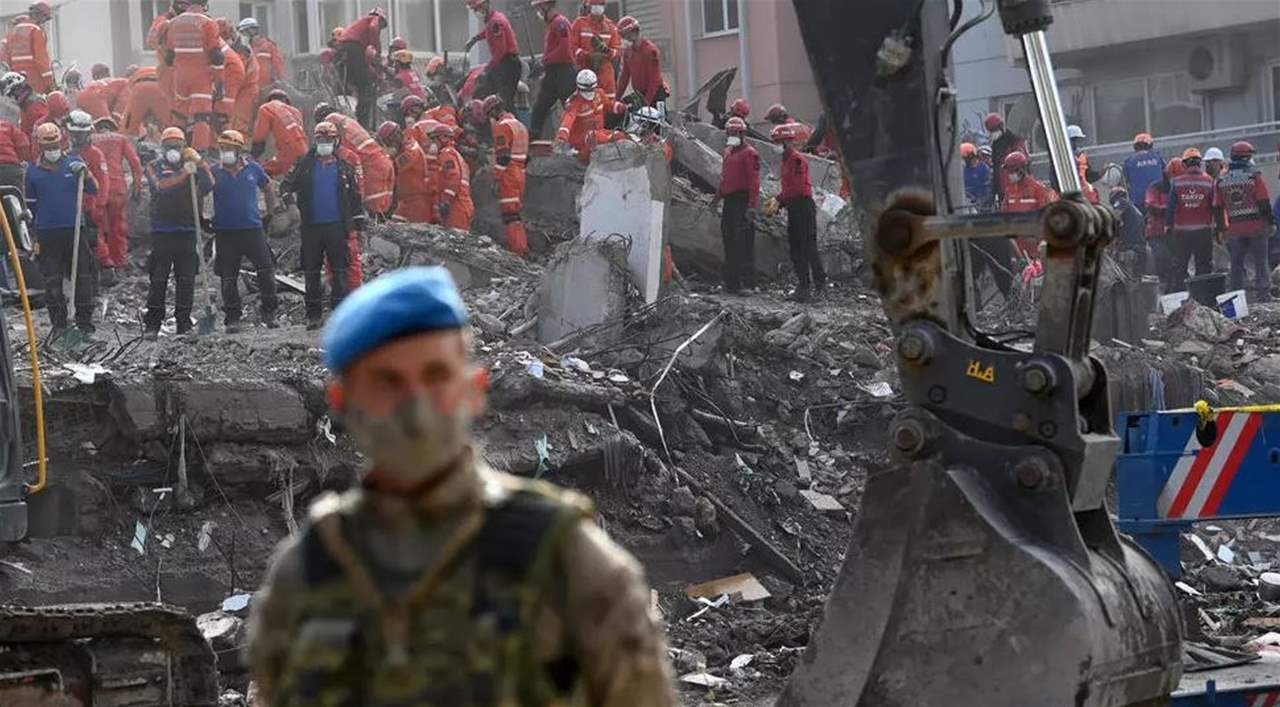 انتشال طفلتين على قيد الحياة من تحت الأنقاض في تركيا