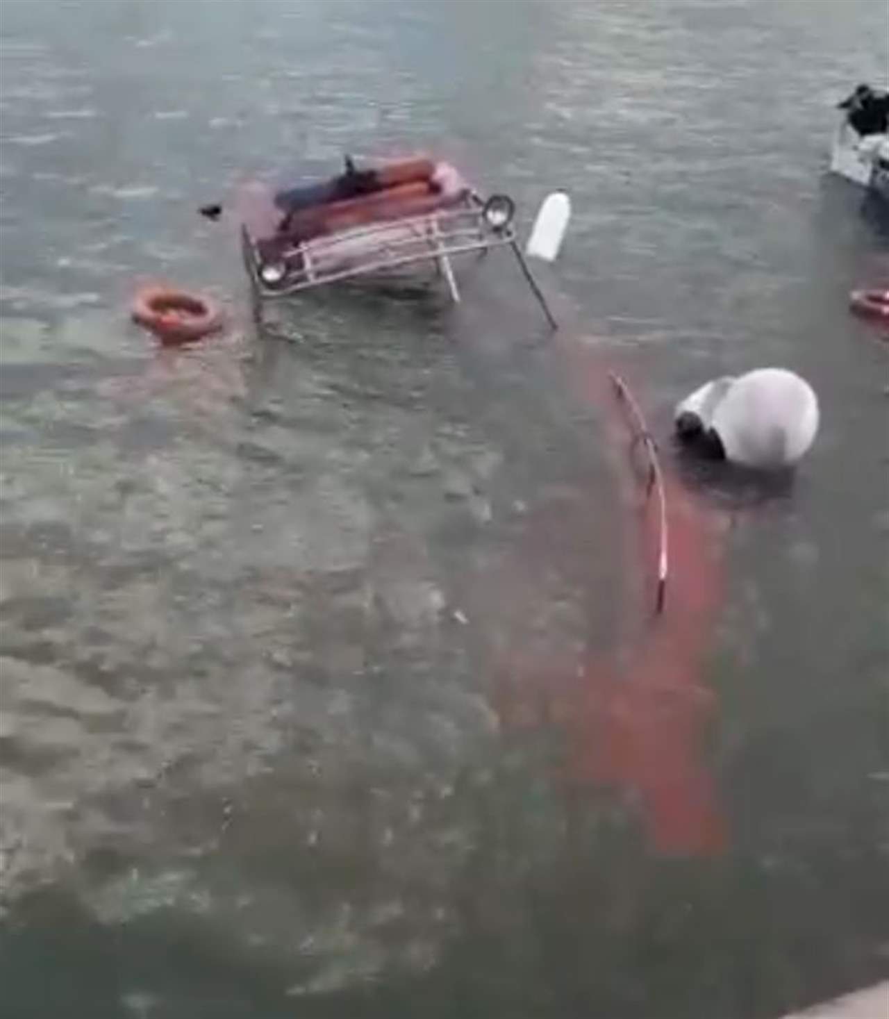 غرق 3 زوارق في ميناء الصيادين في البترون