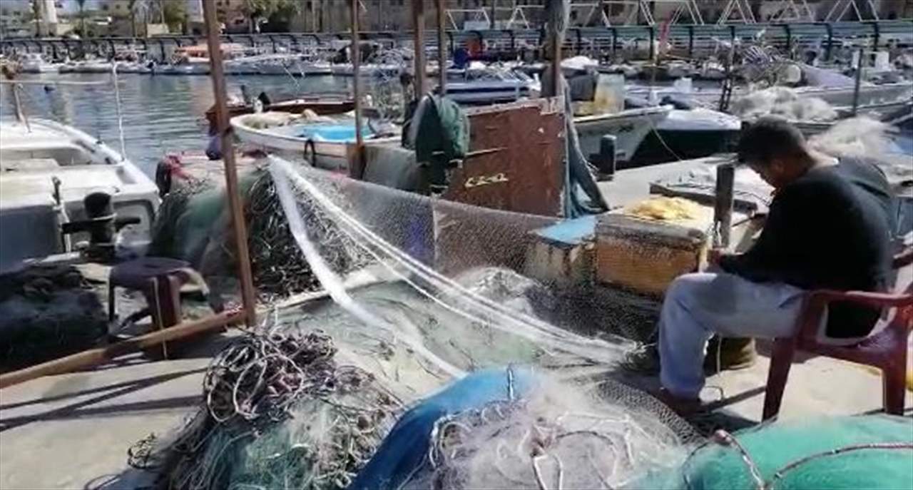 العاصفة تغرق 3 مراكب سياحية في صيدا