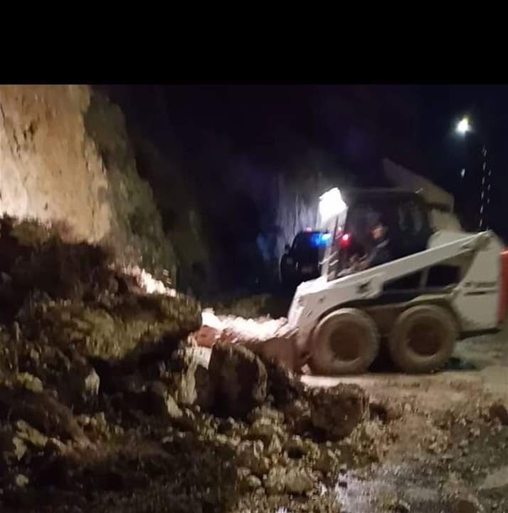 انهيار للتربة تسبب بإنقطاع طريق الشرحبيل وادي أشمون وفرق الطوارئ في بلدية بقسطا اعاد ت فتحه