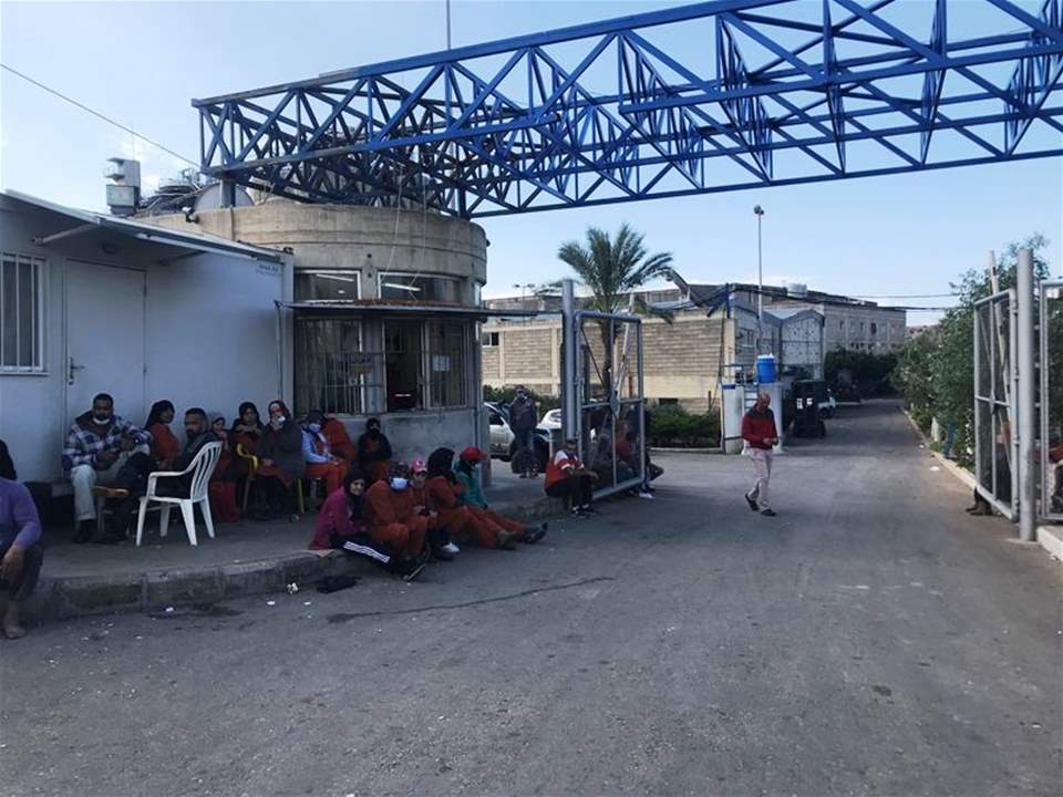 اضراب مفتوح لعمال معمل النفايات في صيدا لتحسين الرواتب... 