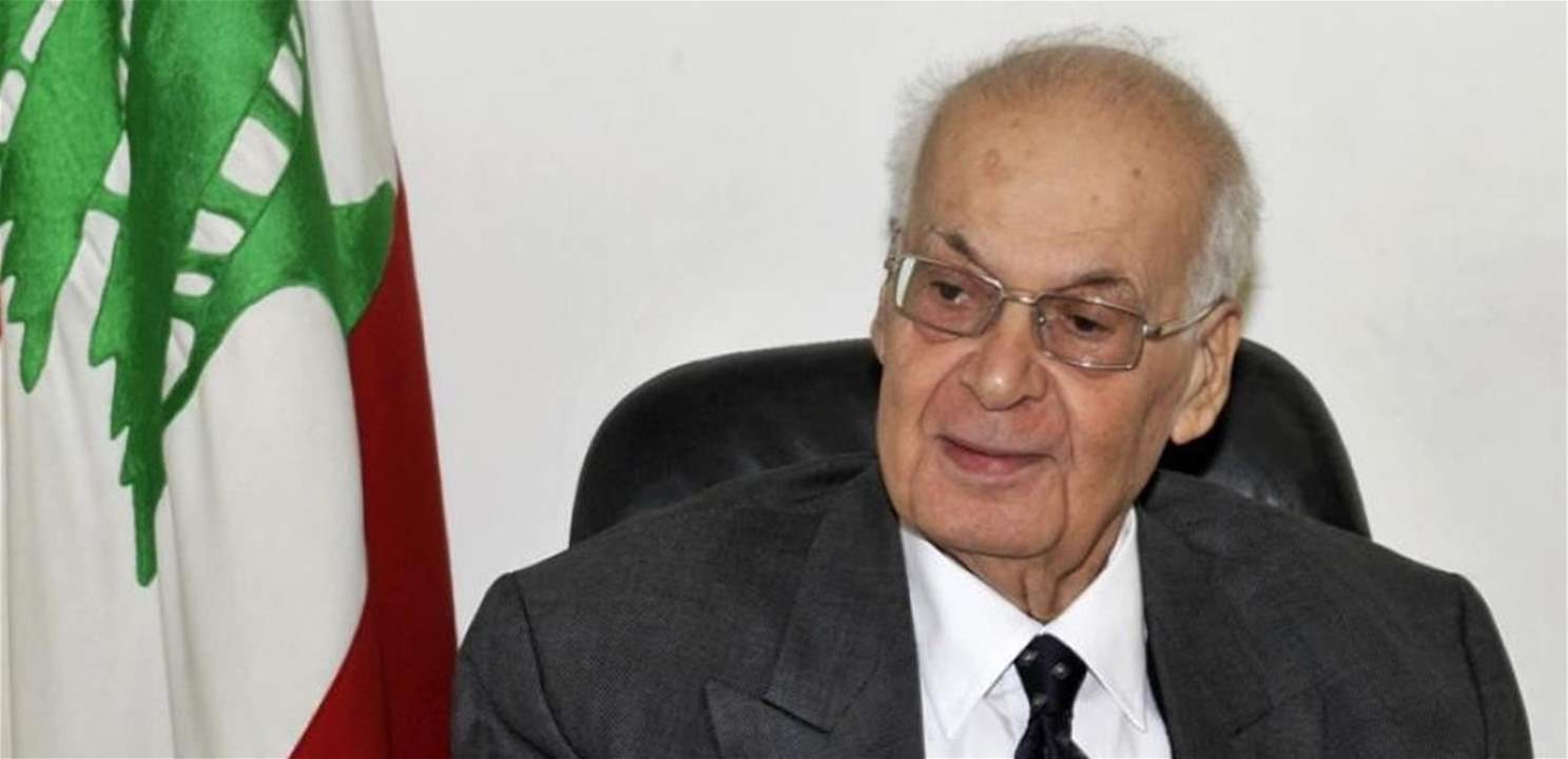 رداً على الشائعات… الرئيس سليم الحص يقرأ ويضحك وهو بخير (بالصور)