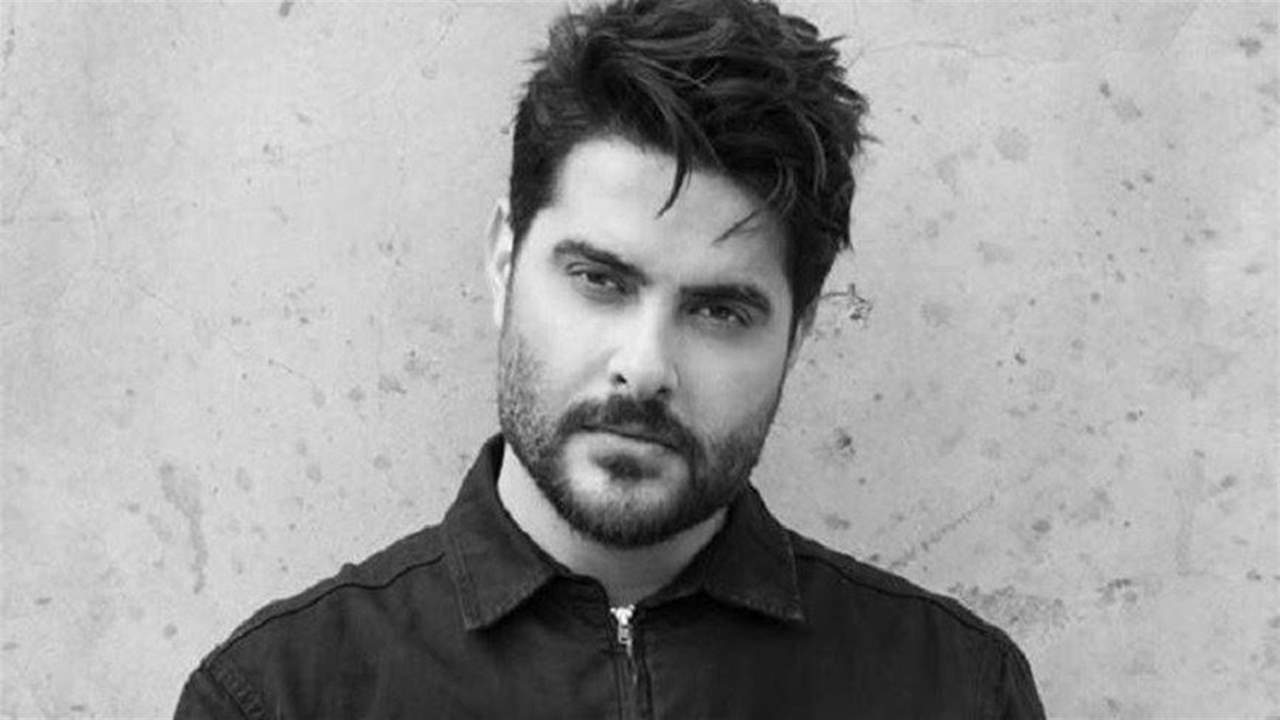 ناصيف زيتون يثير الجدل لارتدائه خلخال نسائي!