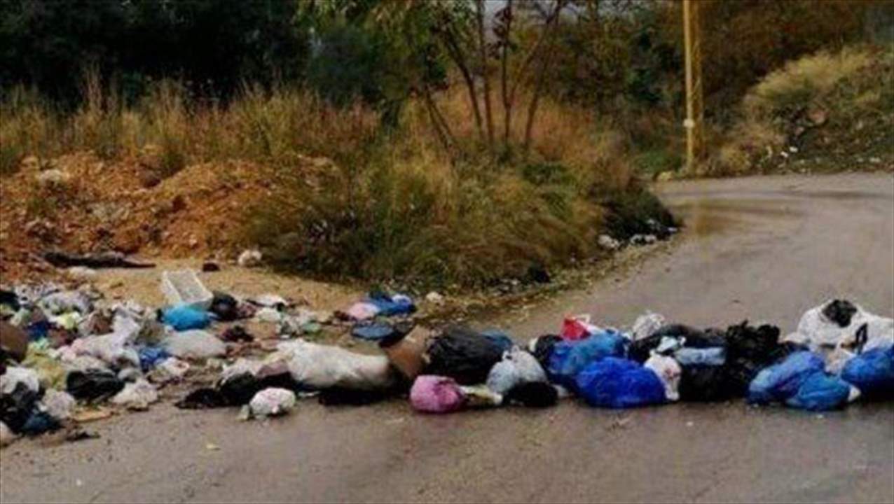 بالصورة -نفايات وسط طريق القطين الحازمية في الضنية ... السبب؟