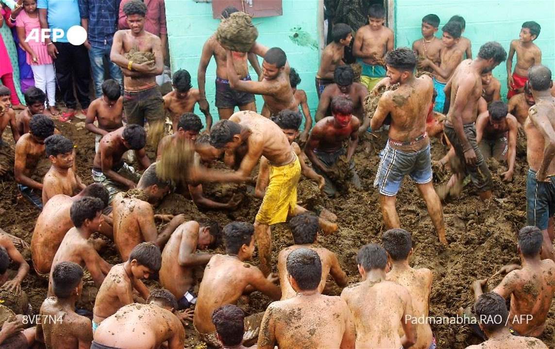 بالصور- معارك بروث الأبقار بين رجال وفتية خلال احتفال قروي هندي...