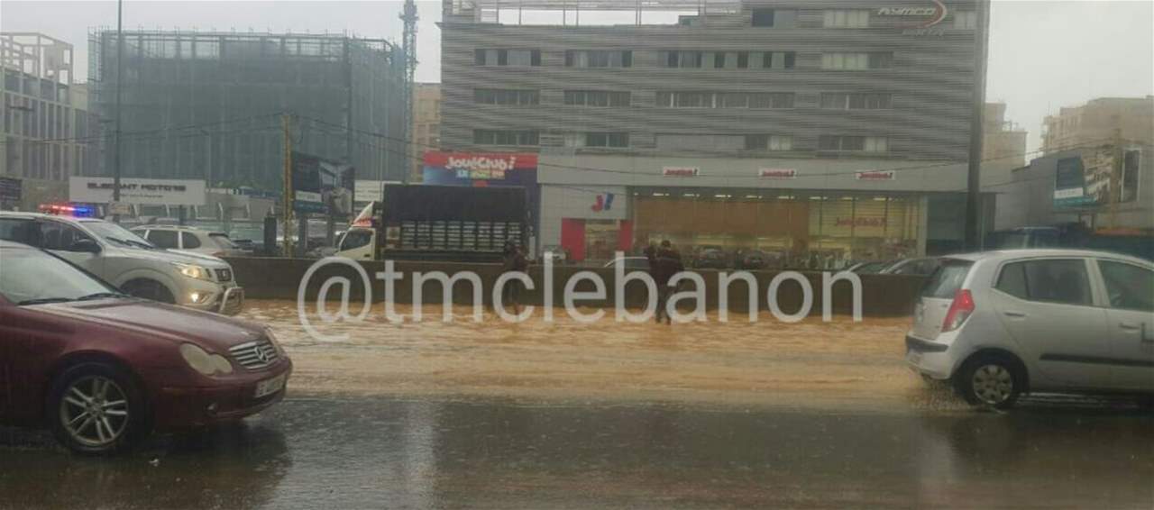 التحكم المروري: تجمع للمياه على اوتوستراد الضبية وفريق العمل في وزارة الاشغال يعمل على المعالجة