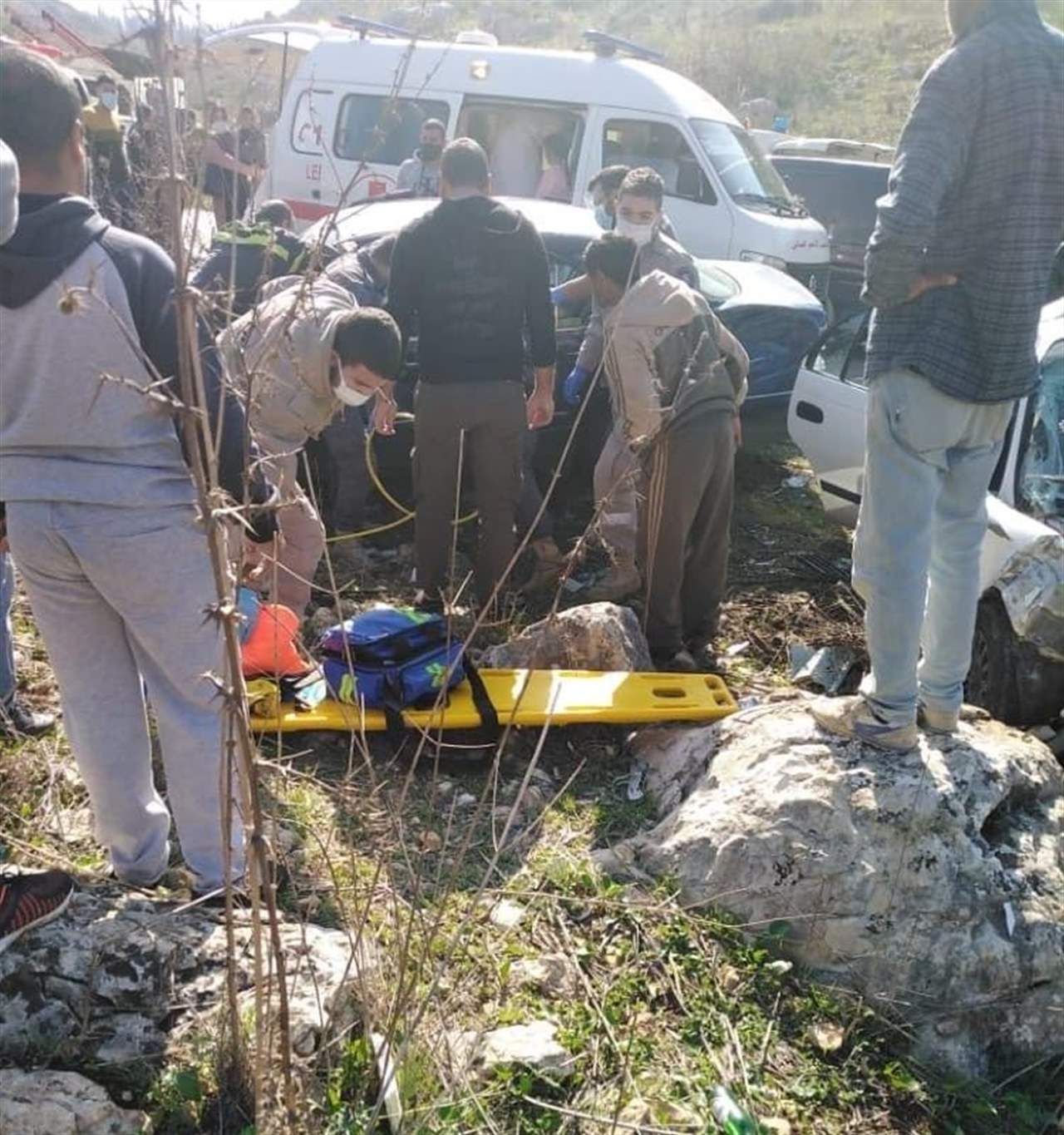  اصابة عائلة من 4 اشخاص في حادث سير على طريق حومين الفوقا دير الزهراني