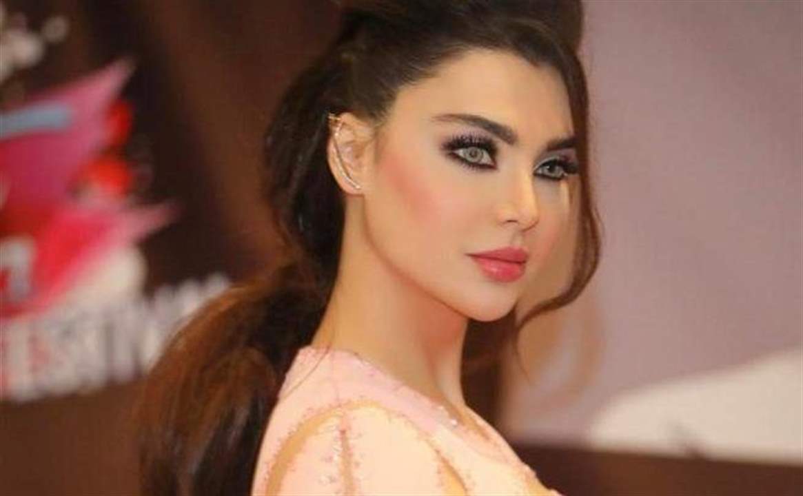 قمر تخطف الأنظار بأحدث إطلالة لها "شبيهة سوزان تميم"