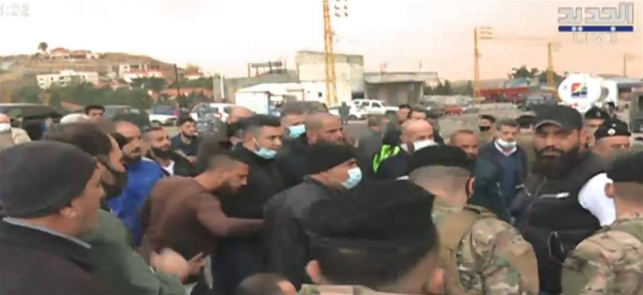 اشكال بين الاهالي المعتصمين عند جسر المديرج والجيش الذي يقوم بابعاد المعتصمين منعاً لاقفال الطريق... للمتابعة مباشرة 