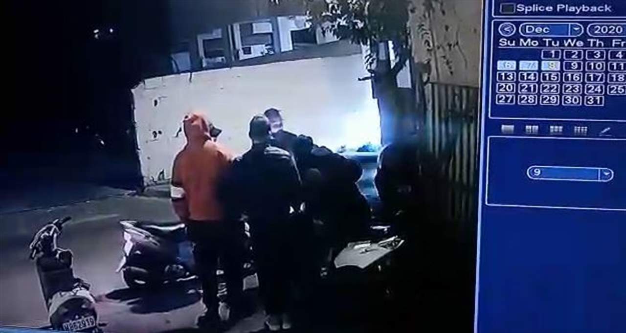 بالفيديو- شاب يطلق النار داخل "كاراج" للسيارات في بيروت 