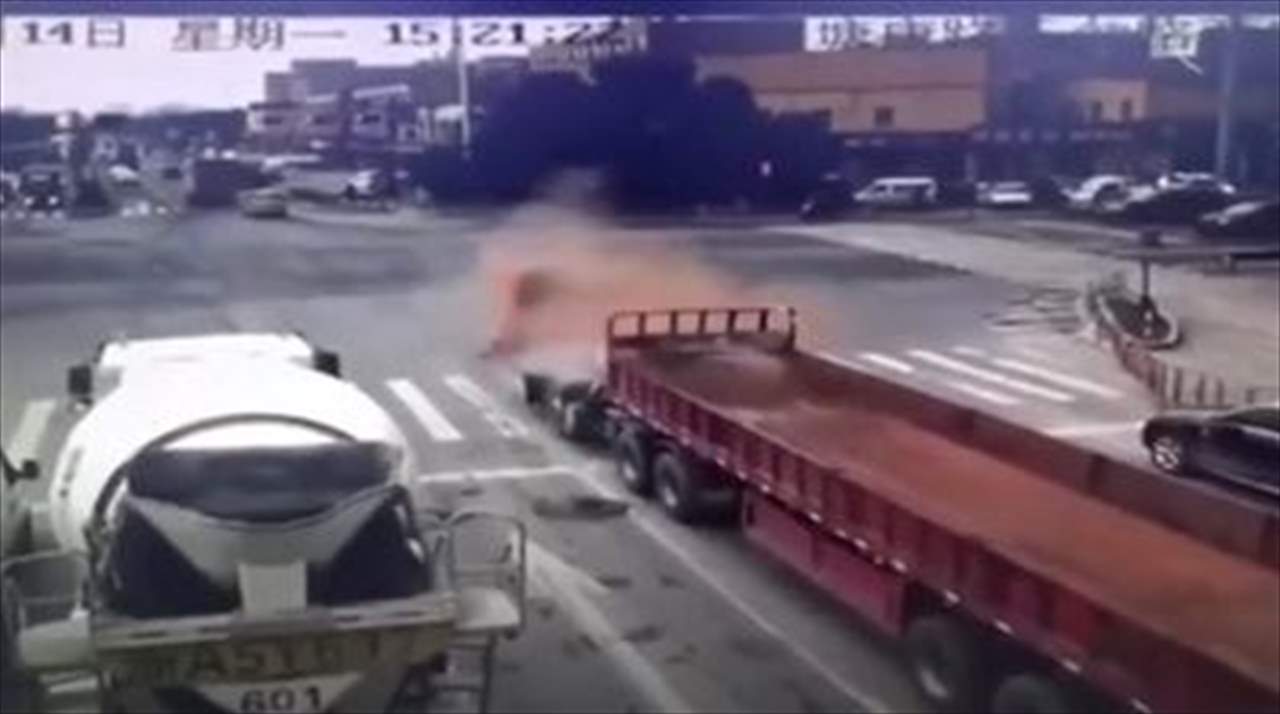فيديو: انفصلت كابينة الشاحنة ونجا السائق بأعجوبة 