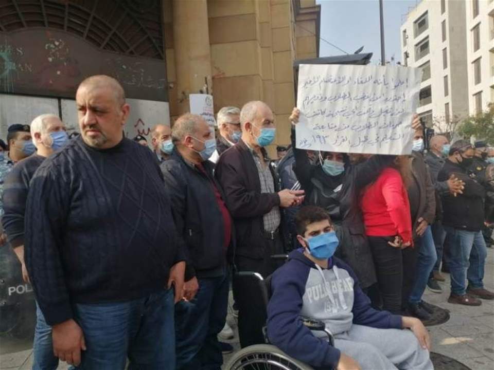 اعتصام لاولياء الطلاب في الجامعات الاجنبية امام جمعية المصارف لتطبيق قانون الدولار الطالبي