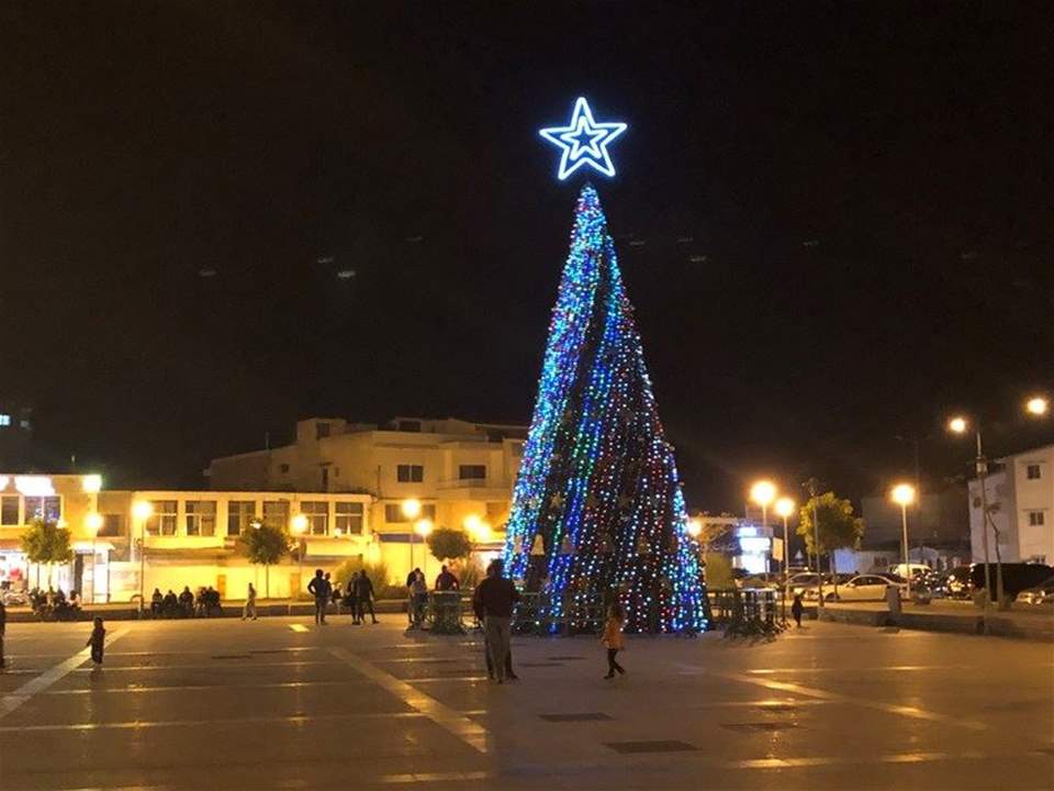 بلدية صور أضاءت شجرة الميلاد في ساحة القسم