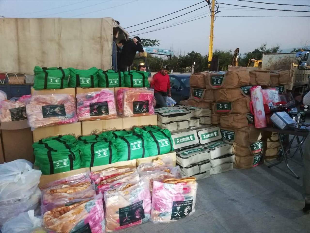 مركز الملك سلمان للاغاثة والأعمال الإنسانية في لبنان يوزع خيم ومواد غذائية على العائلات المتضررة في مخيم المنية