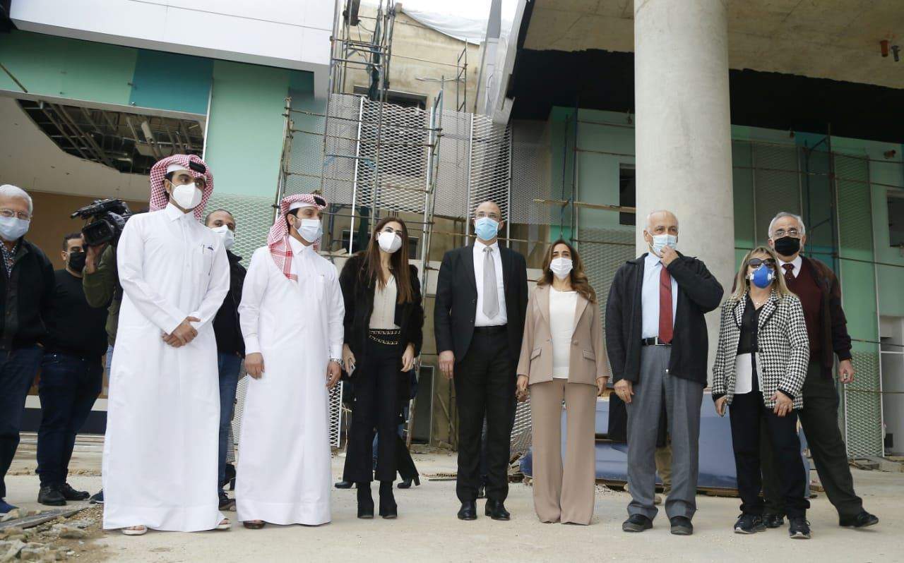 عكر وحسن تفقدا ومسؤولين قطريين مستشفى الكرنتينا لاستطلاع سبل اعادة بنائه وتجهيزه بهبة قطرية