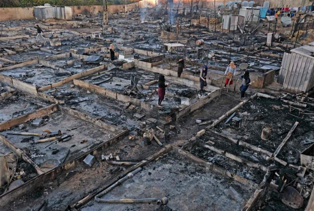 وفد من السفارة السورية وزع مساعدات مالية على النازحين المتضررين من حريق مخيم المنية