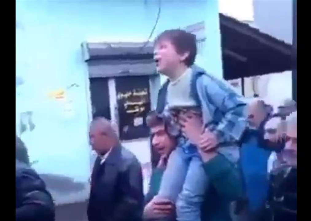 طفل سوري "يعاتب" أخاه العسكري المتوفى: "وين اللي بدو يجي على رأس السنة يا إبراهيم!"