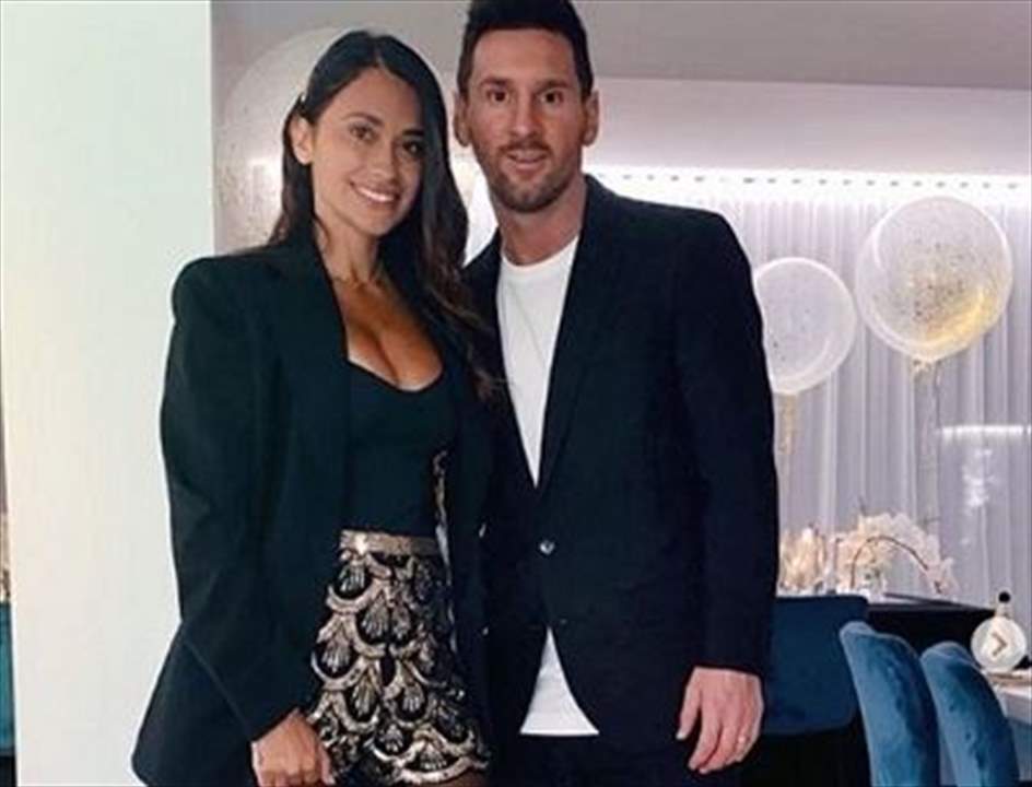 قبلة عاطفية بين ميسي وأنتونيلا احتفاءً برأس السنة