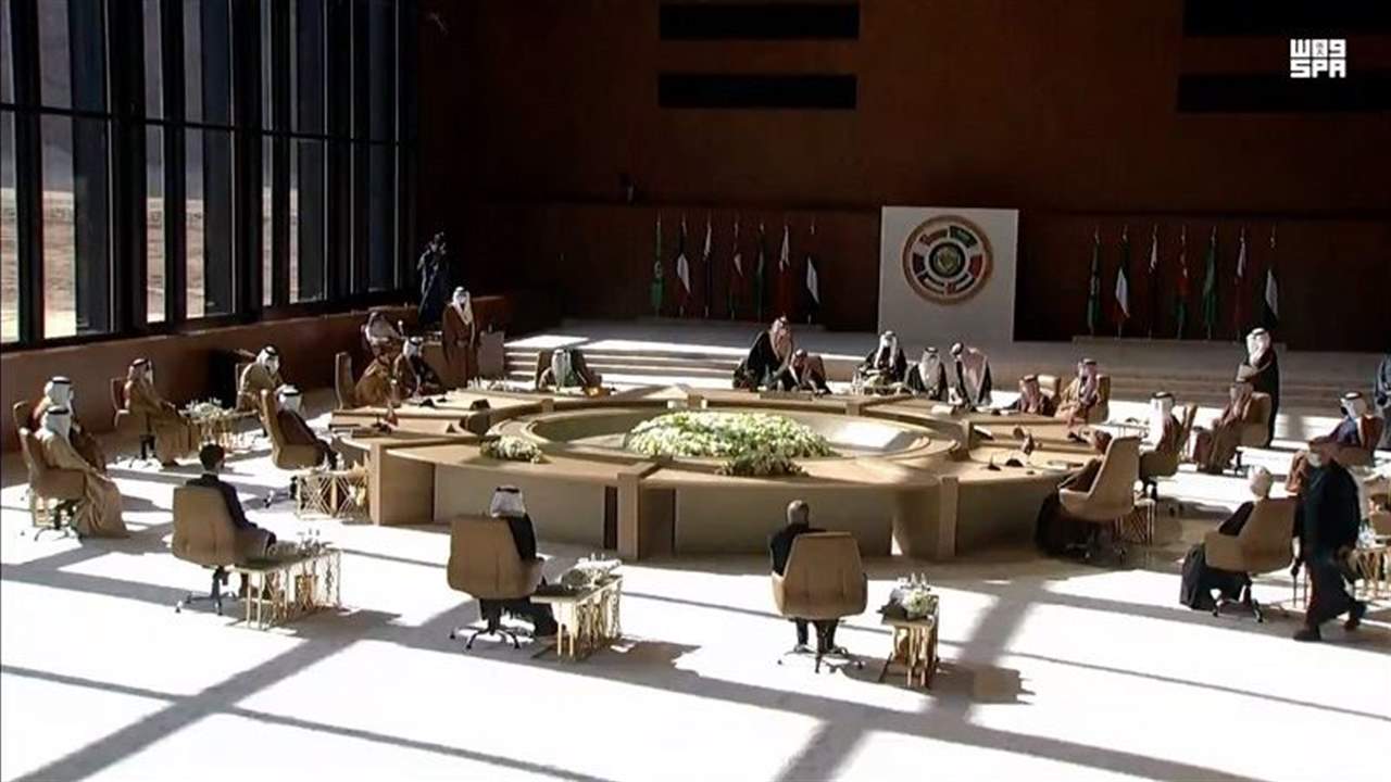 صورة - قادة الخليج يحافظون على قواعد التباعد في صورة التذكارية للقمة