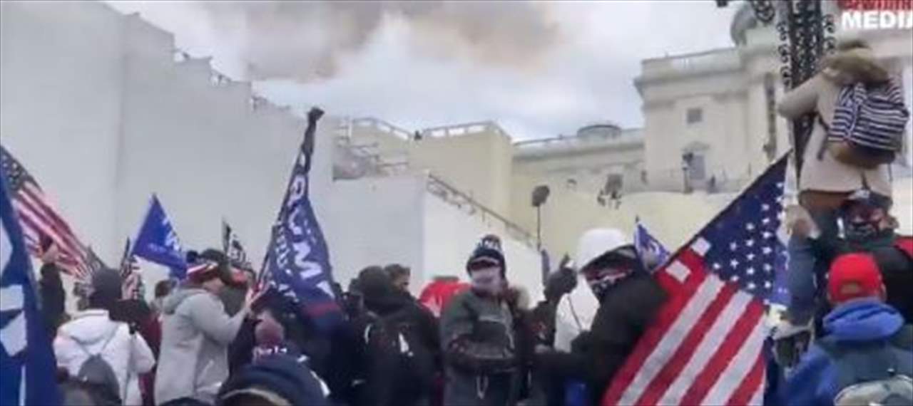 بالفيديو- الشرطة تستخدم القنابل المسيّلة للدموع لتفريق المتظاهرين أمام الكونغرس 