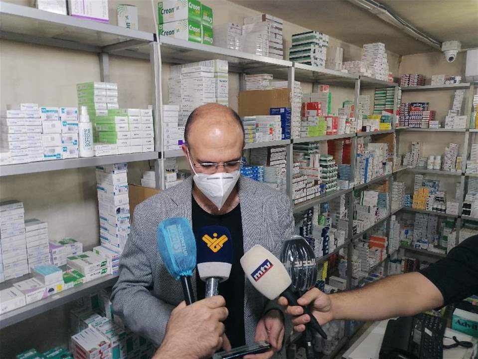 صورة وزير الصحة حمد حسن من داخل المستشفى.. مع الممرض المعالج
