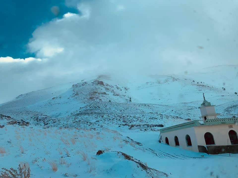  الثلوج تغطي جرد الضنية وتقطع الطرق الجبلية