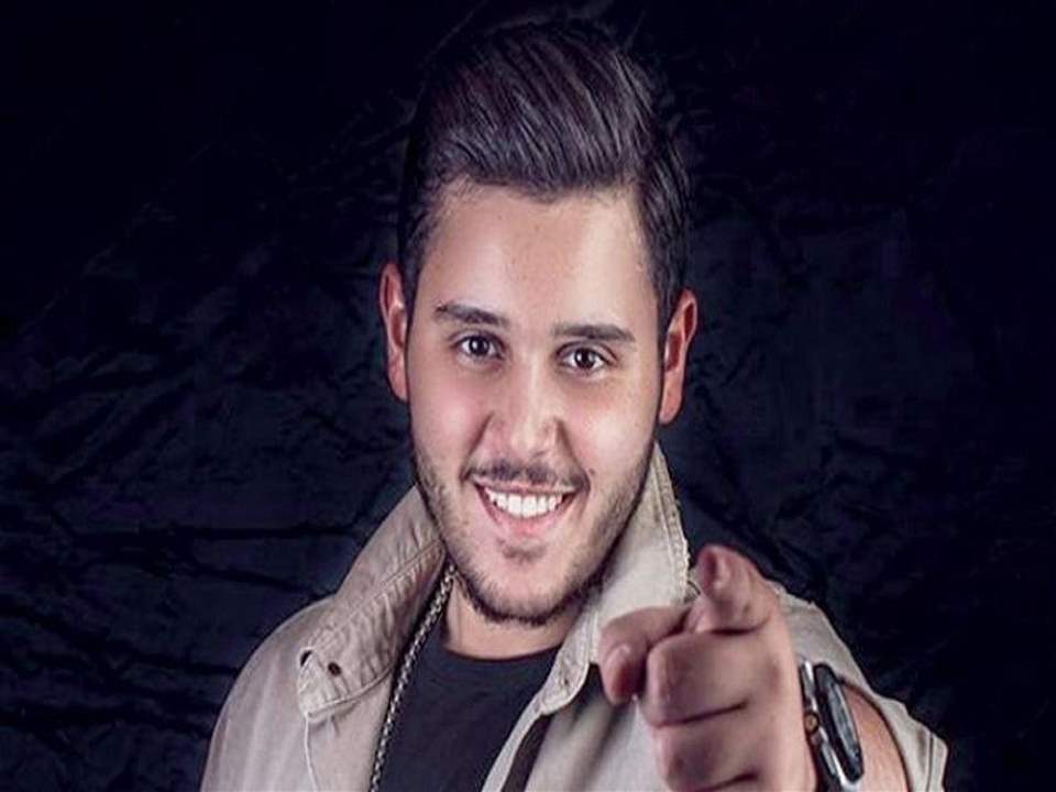 الوليد الحلاني يتلقى الجرعة من لقاح فيروس كورونا في دبي