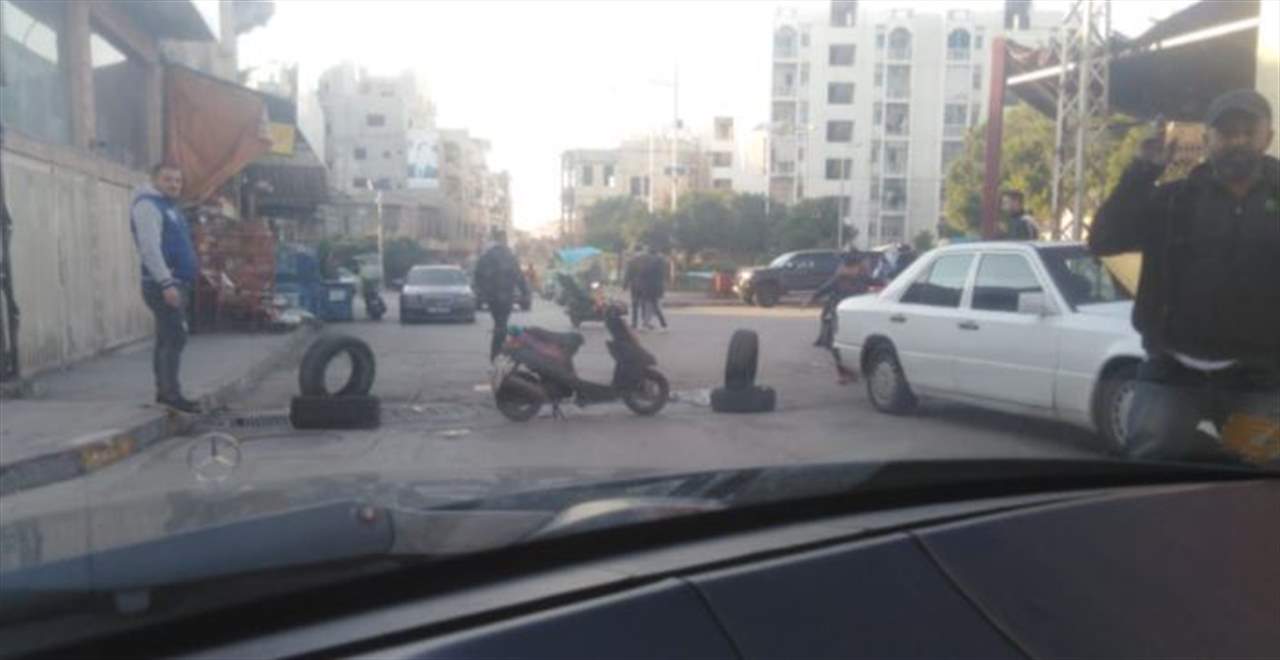 مراسل الجديد: محتجون في طرابلس يقطعون الطريق عند ساحة القبة احتجاجا على الاوضاع المعيشية