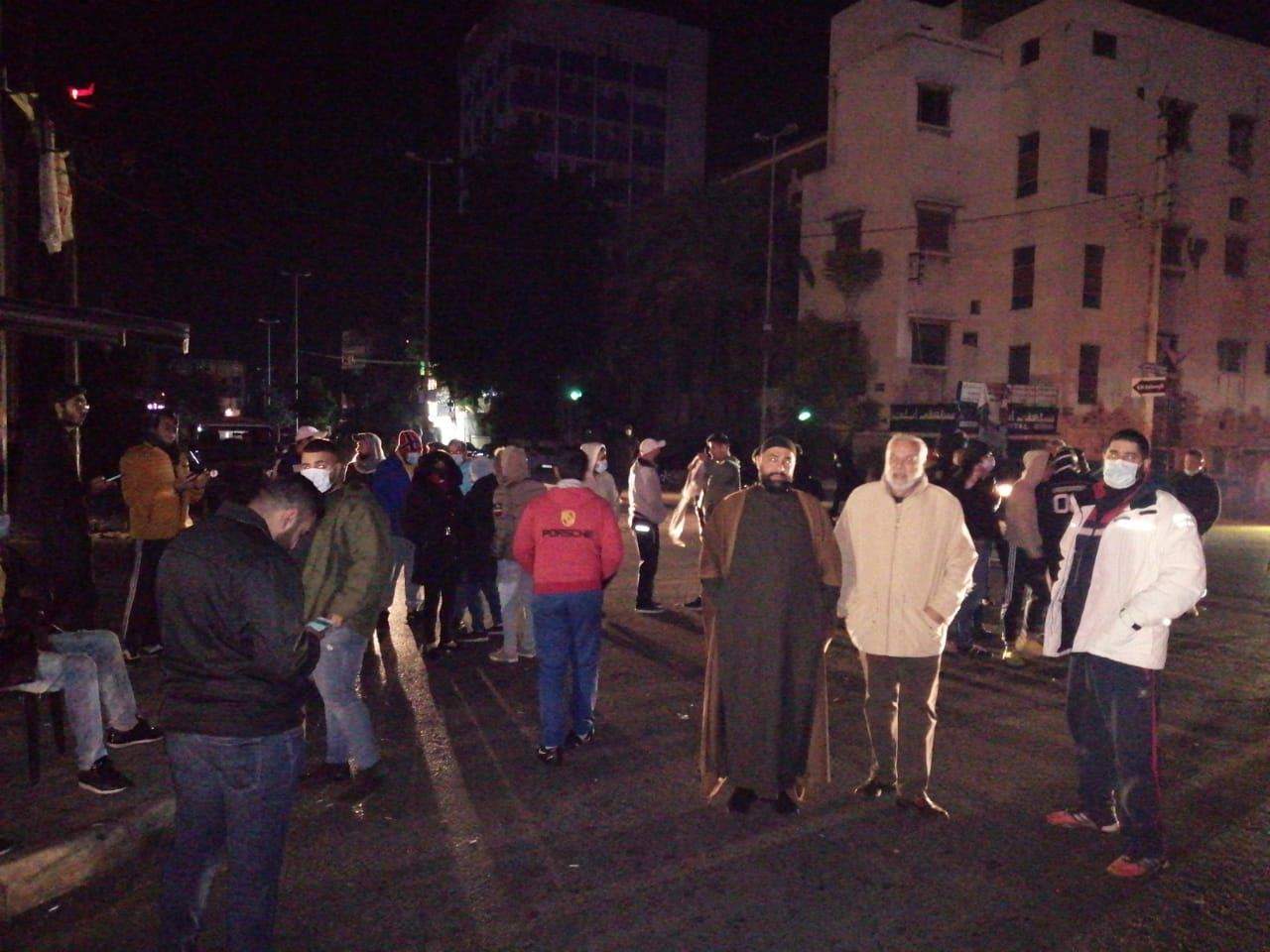 مراسل "الجديد": محتجون يتجمعون في ساحة الثورة عند تقاطع إيليا في صيدا تضامناً مع التحركات الاحتجاجية في طرابلس​