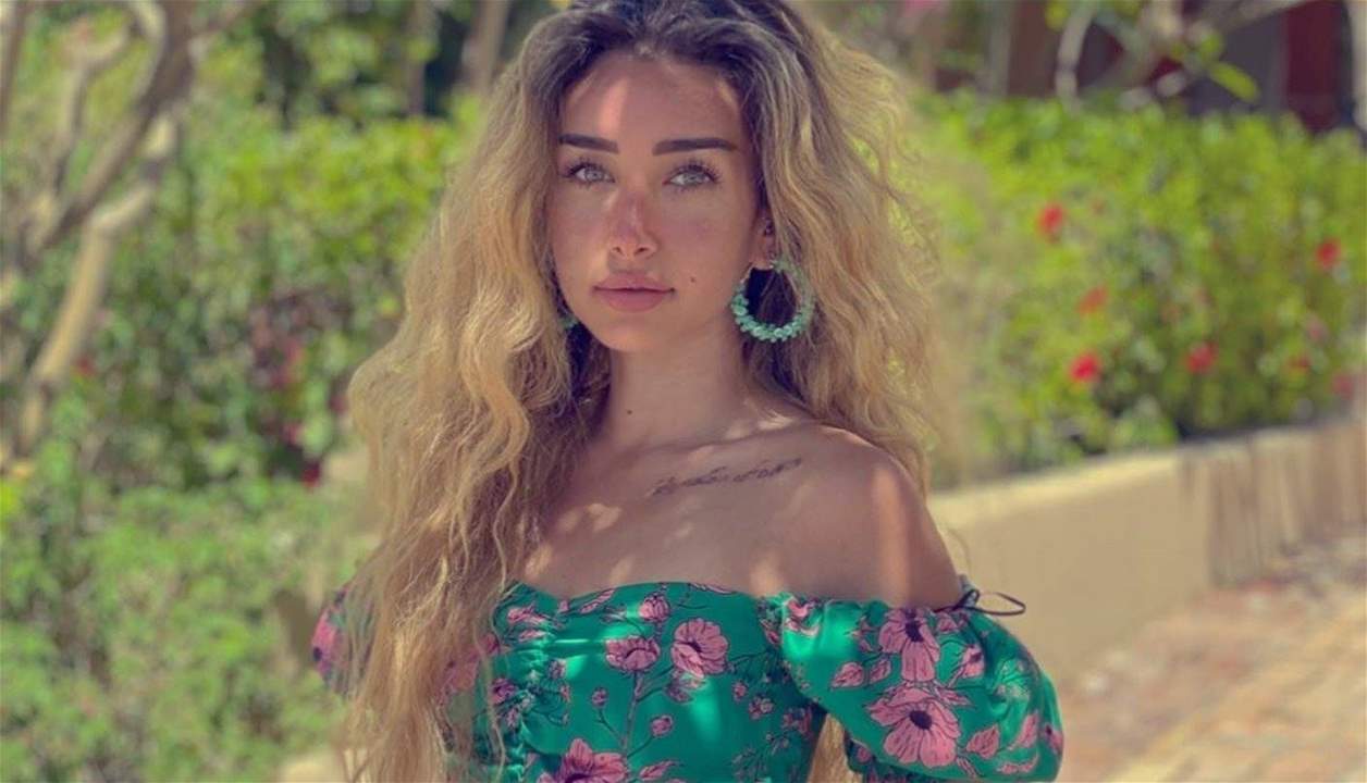 هنا الزاهد تطل على متابعيها ببطنها المنتفخ .. إثناء على جمالها