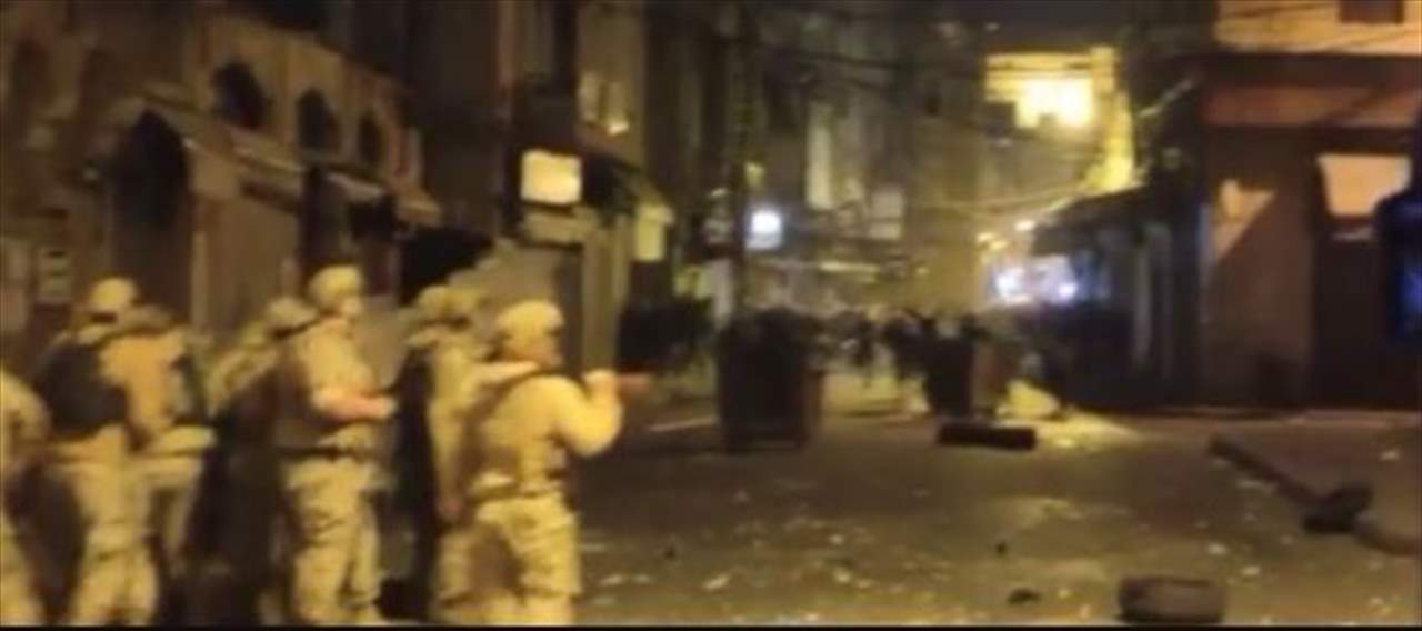 الجيش يطارد المحتجين في الأسواق الداخلية لطرابلس