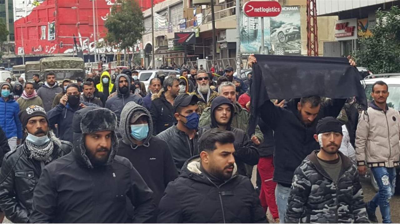 مراسل "الجديد": إنطلاق مسيرة عقب تشييع الشاب عمر طيبة باتجاه منازل نواب طرابلس