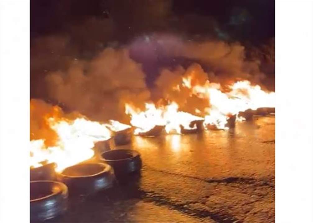  محتجون يقطعون طريق بحمدون بالإطارات المشتعلة