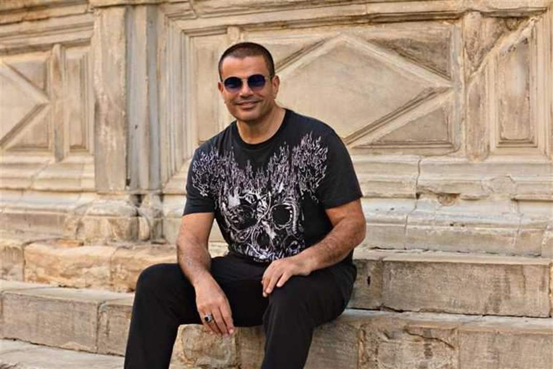 عمرو دياب يثير الجدل مع شابة جديدة