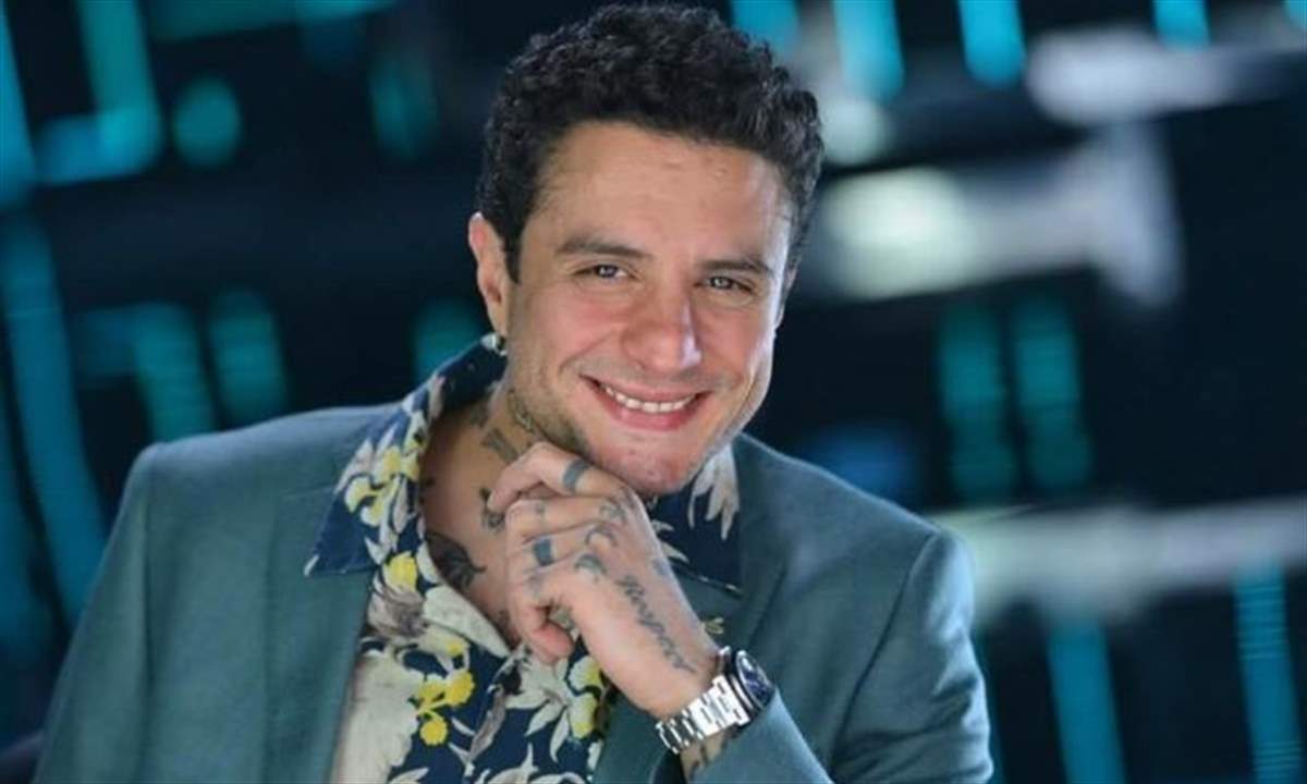 أحمد الفيشاوي بلقطات رومانسية مع زوجته ويقبلها مجدداً بطريقة جريئة