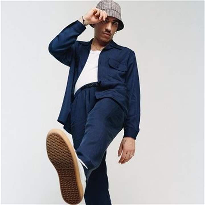 نجم كرة القدم الإسباني مصمم أزياء ملتزمة بالبيئة 