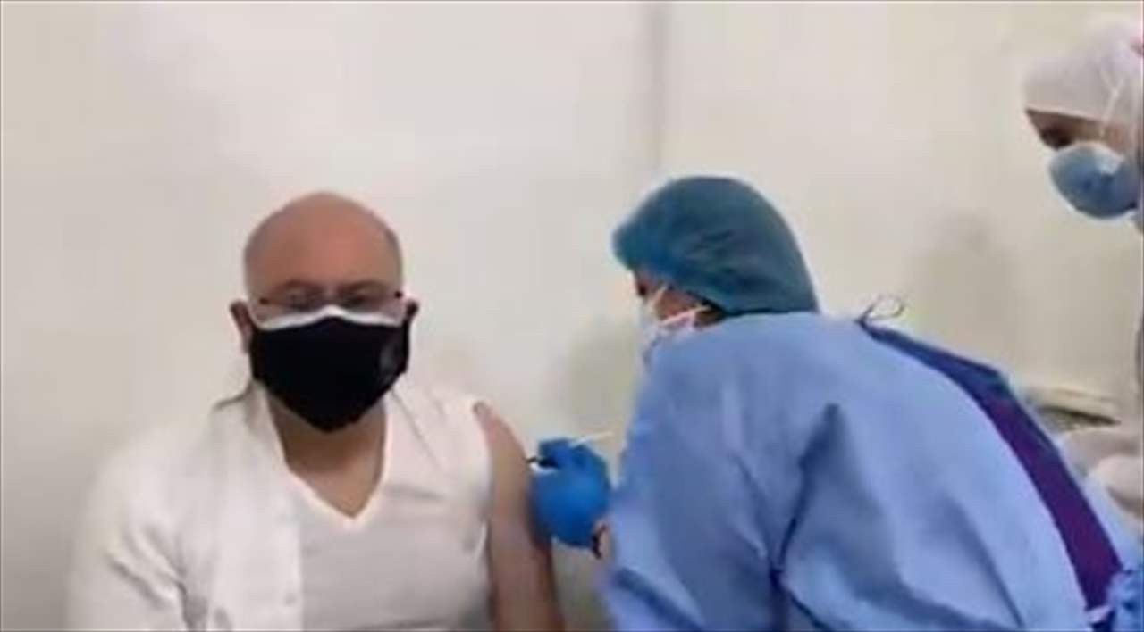 بالفيديو- مدير مستشفى الحريري يتلقى اللقاح