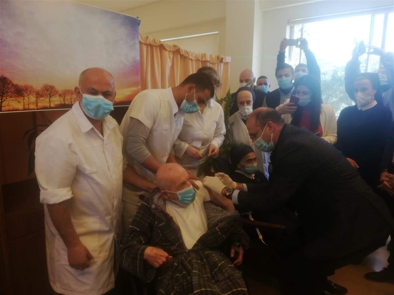 وزير الصحة أطلق عملية التلقيح من المتن... والمتلقي الأول كاهن مسن