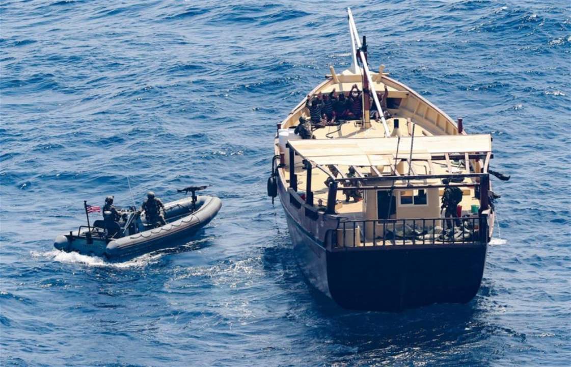 بالصور ـ مدمرة أميركية تضبط شحنات غير مشروعة من الأسلحة قبالة سواحل الصومال