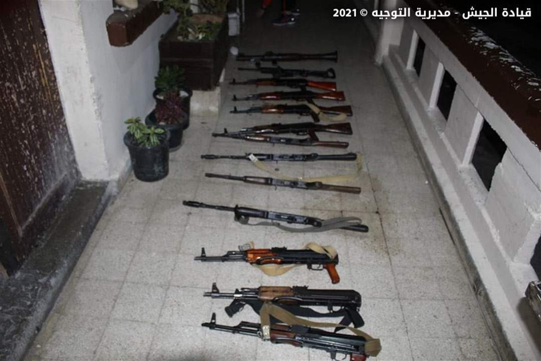 بالصور ـ الجيش اللبناني: عملية دهم في باب التبانة أسفرت عن توقيف أشخاص وضبط أسلحة
