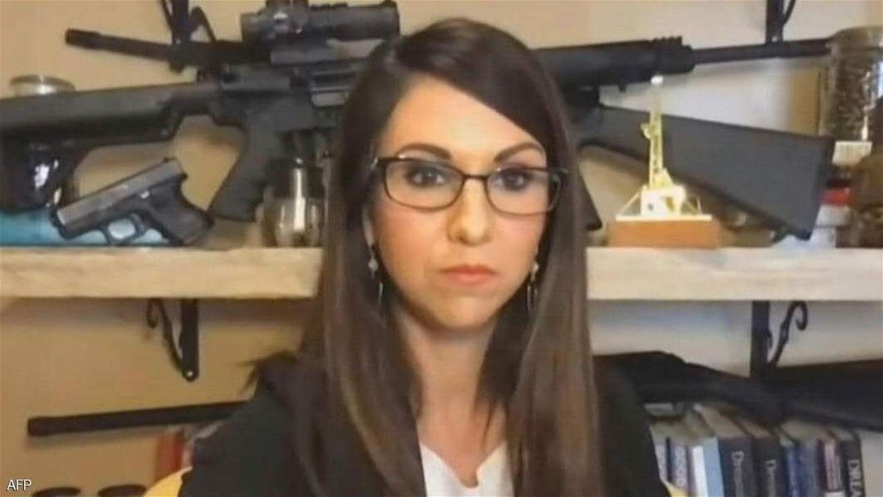 نائبة جمهورية تعرض سلاحها في اجتماع رسمي عبر "زووم" وتثير جدلاً.. وهكذا ردت !